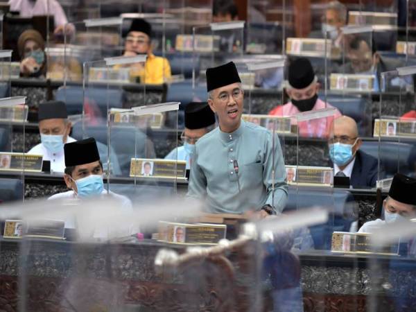 Menteri Kewangan Tengku Datuk Seri Zafrul Abdul Aziz ketika membentangkan Belanjawan 2021 di Parlimen hari ini. Foto: Bernama