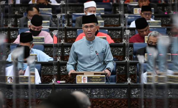 Menteri Kewangan Tengku Datuk Seri Zafrul Abdul Aziz ketika membentangkan Belanjawan 2021 di Parlimen, hari ini. -Foto Bernama