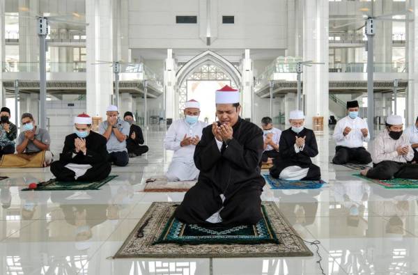  Kerajaan memperuntukkan sebanyak RM1.4 bilion bagi pengurusan dan pembangunan hal ehwal Islam di bawah Jabatan Perdana Menteri. -Foto Bernama