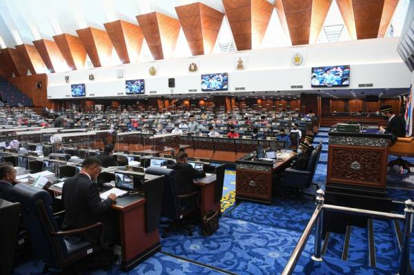 Menteri Kewangan Tengku Datuk Seri Zafrul Abdul Aziz ketika membentangkan Belanjawan 2021 di Parlimen, hari ini. -Foto Bernama