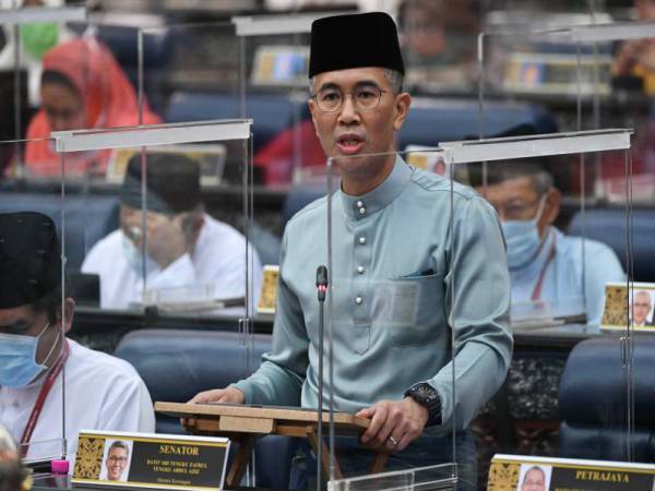 Menteri Kewangan Tengku Datuk Seri Zafrul Abdul Aziz ketika membentangkan Belanjawan 2021 di Parlimen, hari ini. -Foto Bernama