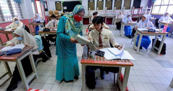 Pendidikan ialah pelaburan yang paling penting dalam memastikan kualiti kehidupan yang lebih baik untuk generasi akan datang. - Foto Bernama