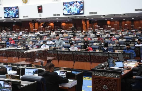 Menteri Kewangan Tengku Datuk Seri Zafrul Abdul Aziz ketika membentangkan Belanjawan 2021 di Parlimen, hari ini. -Foto Bernama