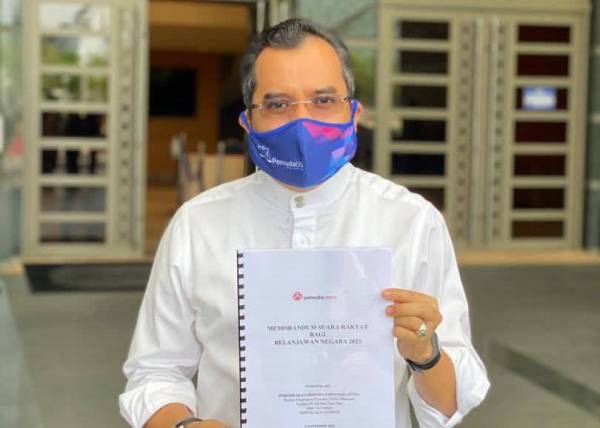 Asyraf Wajdi ketika menghantar memorandum suara hati rakyat kepada Menteri Kewangan sebelum ini. -Foto Facebook Asyraf Wajdi