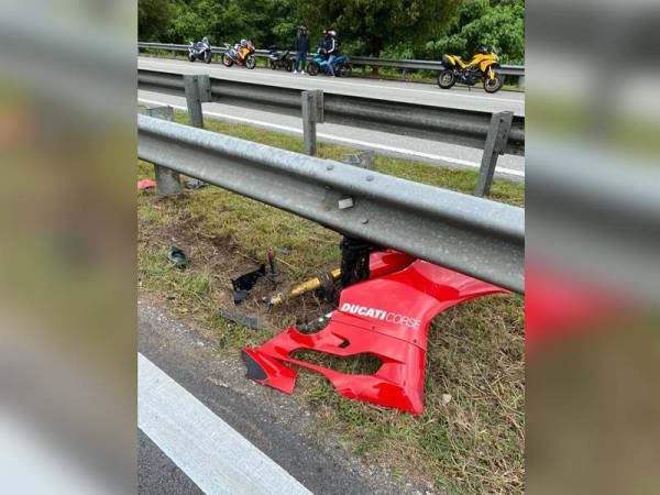 Bahagian motosikal Ducati yang terbabit dalam kemalangan di KM77.2 Lebuhraya Karak, Bentong hari ini.