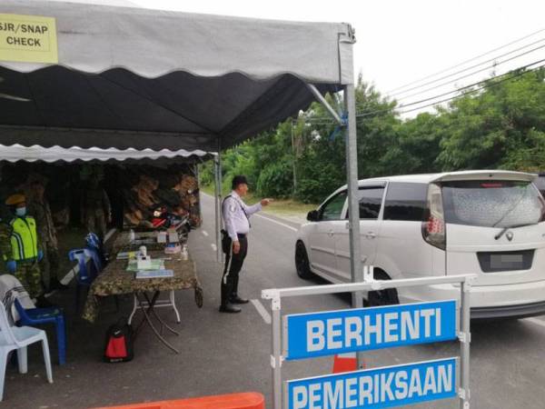 Petugas keselamatan membuat kawalan di lokasi PKPD di Flat Sungai Emas dan Taman Sungai Emas, Banting.