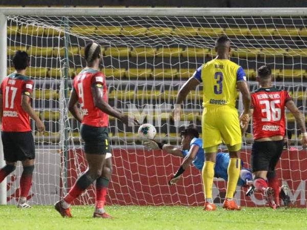 Penjaga gol Kedah, Muhammad Azri Ab Ghani tewas pada jaringan kedua Pahang bagi aksi pertama TM Piala Malaysia 2020 di Stadium Darul Aman semalam. Bagaimanapun Kedah mara ke suku akhir dengan kemenangan mengatasi Pahang 3-2. - Foto MFL