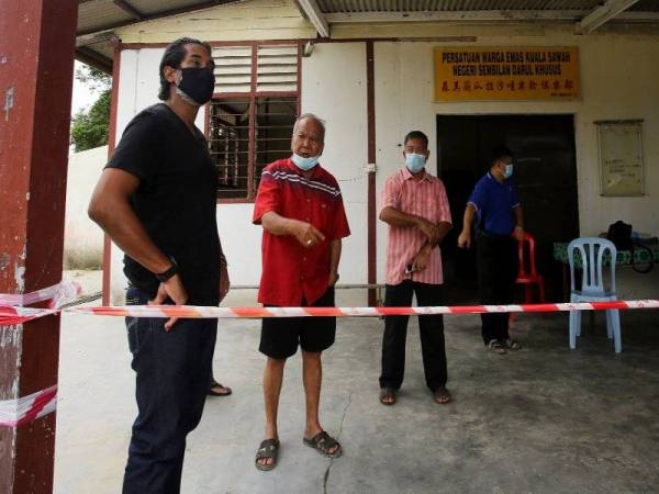 Khairy (kiri) mendengar penerangan dari pengurusan Persatuan Warga Emas Kuala Sawah yang turut terjejas selepas dilanda banjir kilat susulan hujan lebat baru-baru ini di kawasan Rantau ketika meninjau di beberapa kawasan terjejas hari ini.  - Foto Bernama