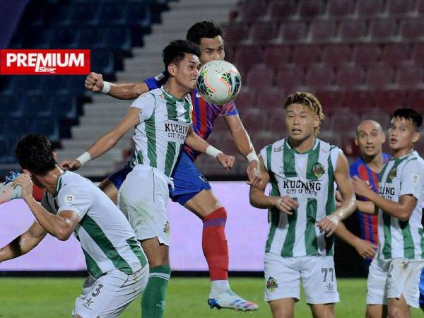 Pemain Kuching FA Mazwandi Zekeria memberi saingan kepada pemain JDT, Mohamad Aidil Zafuan Abd Razak melakukan tandukan semasa aksi TM Piala Malaysia di Stadium Larkin malam kelmarin.