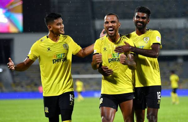 Aksi Leandro (tengah) ketika meraikan gol jaringannya semasa menentang Kelantan United FC pada saingan TM Piala Malaysia di Stadium Perak, malam ini.