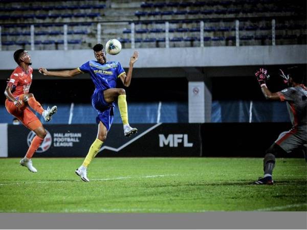 Pemain Pulau Pinang, Rafael Vitor Santos De Freitas ketika melakukan percubaan ke arah gawang Felda United pada aksi saingan Piala Malaysia di Stadium Bandaraya.