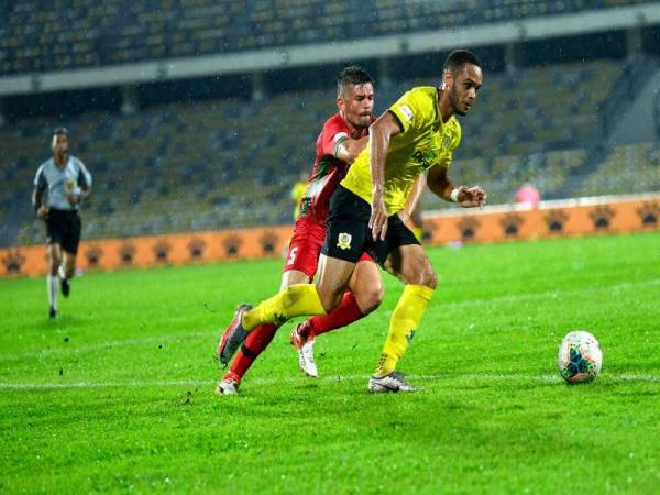 Pemain Perak, Raianderson Da Costa (kanan) dikawal pemain Kelantan United FC, Aylton Ferreira pada saingan TM Piala Malaysia 2020 di Stadium Perak, malam ini. Keputusan semasa, Perak mendahului 3-0. - Foto Bernama