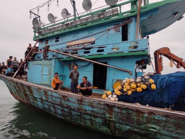 APMM mengusir sebuah bot nelayan Indonesia yang dinaiki 28 kru kerana menceroboh perairan negara pada kedudukan 14.8 batu nautika barat daya Tanjung Labuh, Batu Pahat semalam.