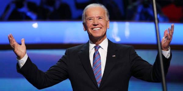 Joe Biden secara rasmi mengumumkan kejayaannya dan berikrar menjadi presiden yang berusaha memperbaiki perpecahan dalam negara dan "membuat Amerika kembali dihormati di seluruh dunia".