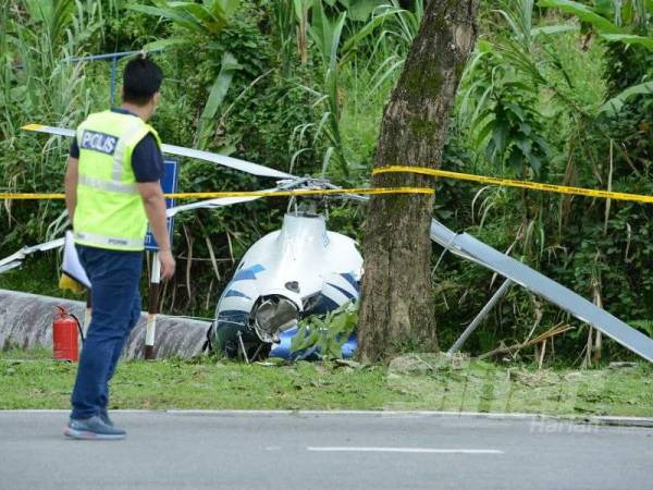 Helikopter terhempas dekat Taman Melawati, Ampang, Selangor kira-kira jam 12 tengah hari tadi. - FOTO MOHD IZARI ROSLI