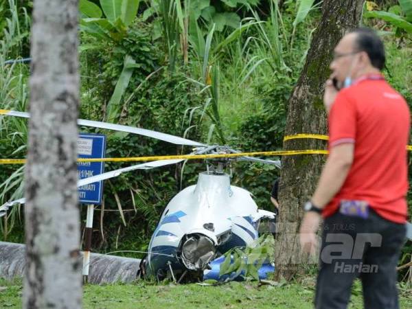 Nahas helikopter dalam kejadian di Taman Melawati di sini, hari ini. -Foto Sinar Harian MOHD IZARI ROSLI