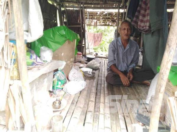 Abdul Wahab ketika ditemui di sebuah pondok usang di Kampung Lubuk Pusing, Bagan Terap, Sungai Besar hari ini. Pondok berkenaan menjadi rumahnya sejak 30 tahun lalu.