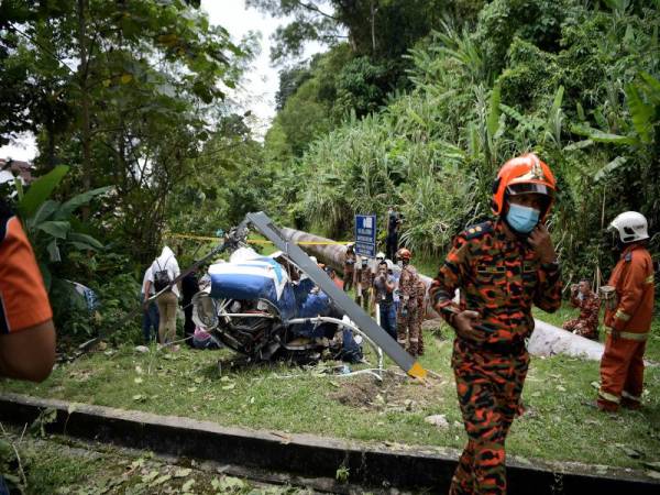 Rakaman gambar sebuah helikopter yang terhempas di kawasan Taman Melawati, Ampang hari ini.