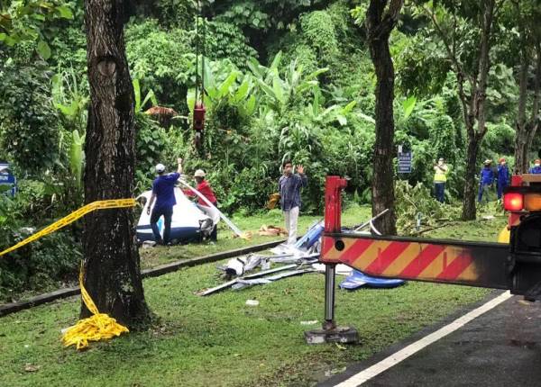 Syarikat kendalian helikopter akan menguruskan bangkai nahas helikopter yang terhempas di Taman Melawati, di sini hari ini.