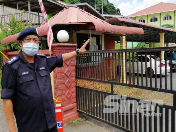 Omar Bahktiar ketika meninjau keadaan hari pertama pelaksanaan PKPD di SABK Maahad Al Yahyawiah, Padang Rengas hari ini.