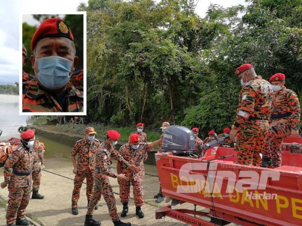 Md Hilman (tengah) memeriksa enjin bot bomba sambil mendengar penerangan daripada pegawainya.