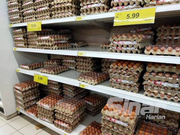 Stok telur ayam di sebuah pasaraya di sini masih memenuhi rak.