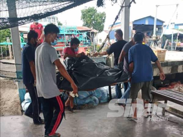 Mayat mangsa dibawa naik ke Jeti Nelayan Sungai Besar petang tadi.