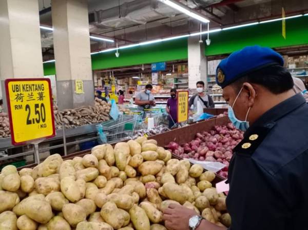 Anggota KPDNHEP Kuala Lumpur melakukan pemeriksaan di premis jualan barangan keperluan harian di ibu negara hari ini.