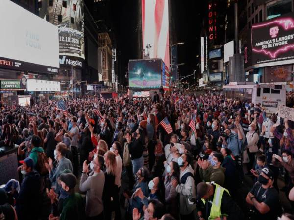 Orang ramai berkumpul di jalanan di Times Square, New York untuk mendengar ucapan Biden.