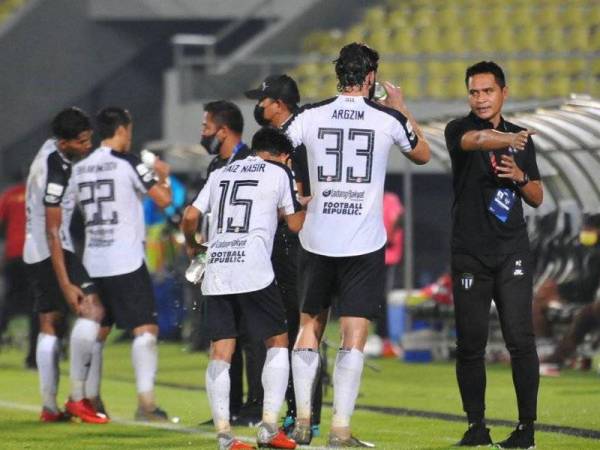 Nafuzi (kanan) mahu memperkemaskan kelemahan yang dikenal pasti ketika menentang PJ City FC. - Foto Terengganu FC