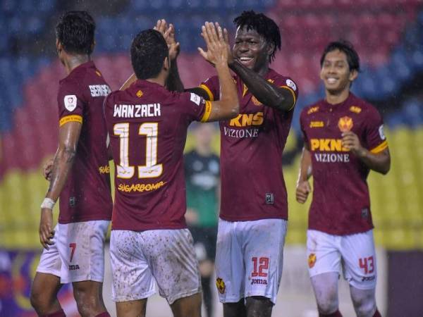 Pemain Selangor, Ifedayo Olusegun Patrick Omosuyi (dua dari kanan) meraikan jaringan gol bersama rakan sepasukan pada perlawanan bola sepak pusingan pertama saingan Piala Malaysia 2020 di Stadium Hang Jebat Krubong, Melaka malam tadi. - FOTO: BERNAMA