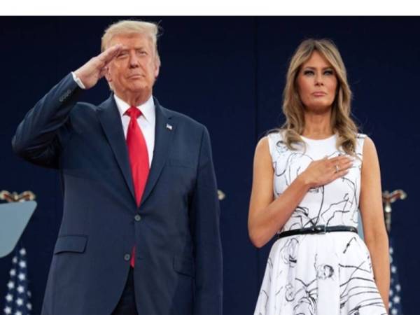 Gambar fail menunjukkan Presiden Amerika Syarikat, Donald Trump dengan isterinya, Melania. - Foto AFP