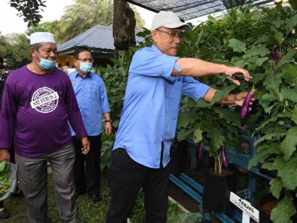 Ronald (kanan) melakukan tinjauan mesra Projek Pertanian Bandar Komuniti Perumahan Awam Seri Perlis 2 Keramat, Kuala Lumpur pada 16 Jun lalu.