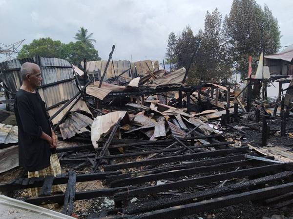 Sahar sayu melihat keadaan rumahnya Kampung Sri Dungun hangus dalam kejadian awal pagi tadi.