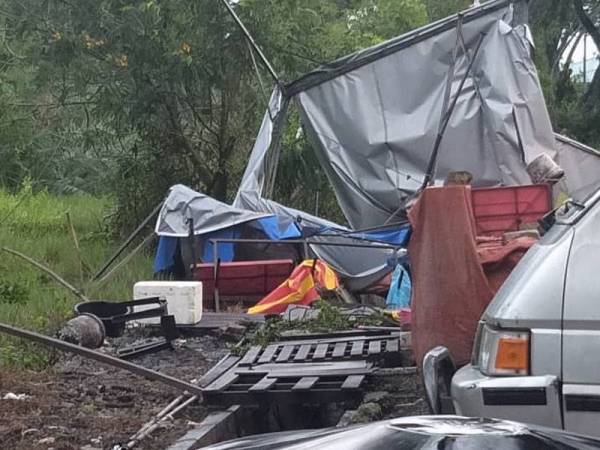 Khemah peniaga rosak dalam kejadian hujan lebat dan ribut di Tanjong Karang awal pagi tadi.