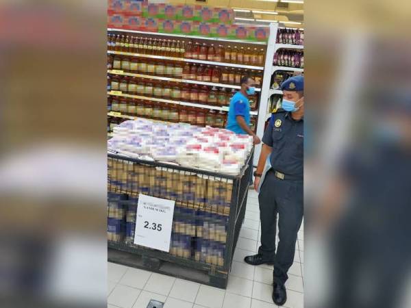 Anggota penguatkuasa KPNHEP melakukan pemeriksaan di sebuah pasar raya di Johor Bahru bagi memastikan bekalan makanan mencukupi sepanjang tempoh PKPB.