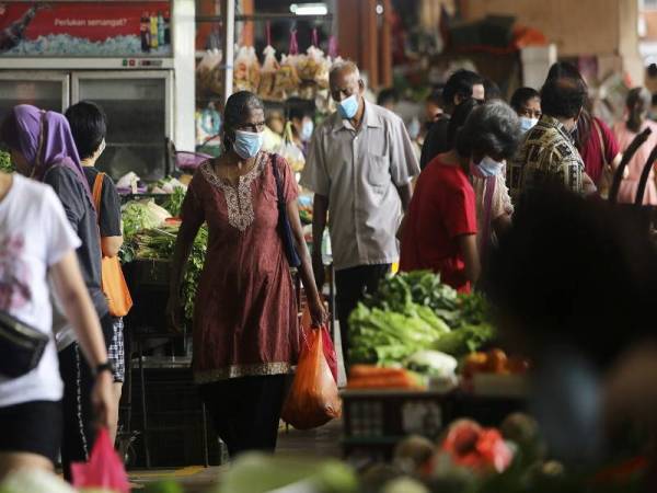 Orang ramai dilihat mematuhi dan mempraktikkan SOP yang telah ditetapkan oleh kerajaan dengan memakai pelitup muka dan penjarakan fizikal ketika berada di tempat awam ketika tinjauan hari pertama pelasanaan PKPB di Pasar Besar Seremban hari ini. - Foto Bernama
