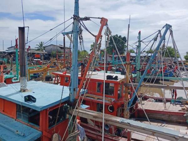 Operasi Carilamat seorang warga Myanmar terjatuh ke laut dilakukan pada jam 10.30 pagi tadi dengan keluasan 130 batu nautika persegi.