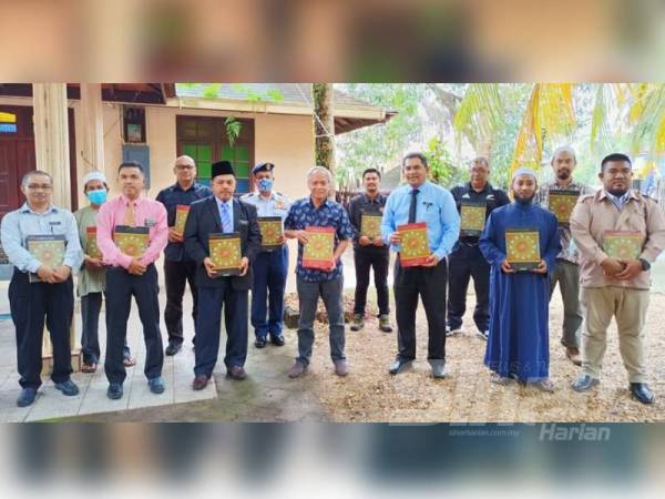 Muhammad Nasir (tengah) bersama para penerima al-Quran yang terdiri daripada agensi kerajaan di jajahan Pasir Puteh.