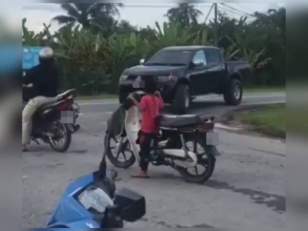 Video kanak-kanak tersebut yang berhenti di simpang tiga di jalan Kampung Paya Chegar telah tular di Facebook dan Whatsapp sejak semalam.