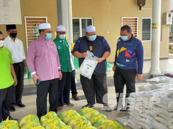 Marzuk (tiga dari kanan) hadir menyampaikan sumbangan kepada mangsa banjir Hulu Langat hari ini.