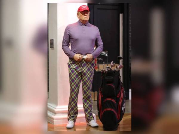 Sebuah beg mengandungi kayu golf turut diletakkan di sisi patung lilin Trump. - Foto Agensi