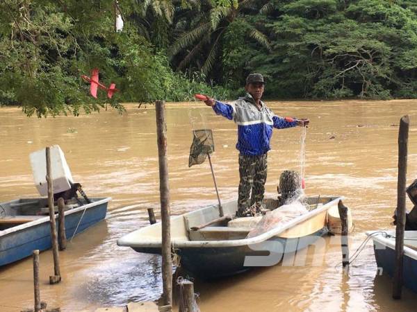 Nurul Azmi Mohamed Daud mencari rezeki sebagai nelayan.