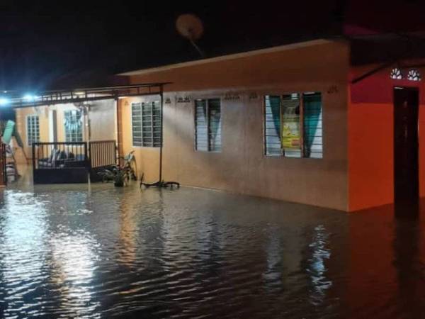 Keadaan banjir di Batu 7 Kampung Changkat Baru, Matang malam tadi.