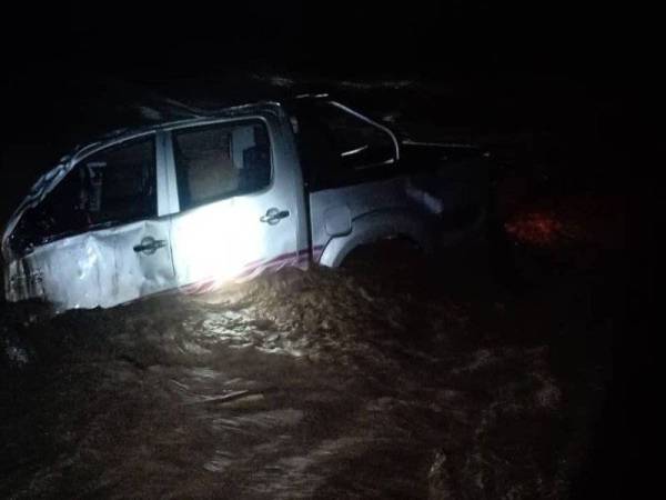 Kenderaan mangsa hanyut dibawa arus di Sungai Liawan, Keningau malam tadi.