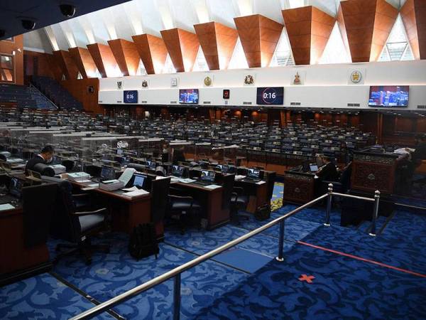 Ahli-ahli Parlimen ketika menghadiri Mesyuarat Ketiga Penggal Ketiga Parlimen ke-14 di Bangunan Parlimen hari ini. - Foto Bernama