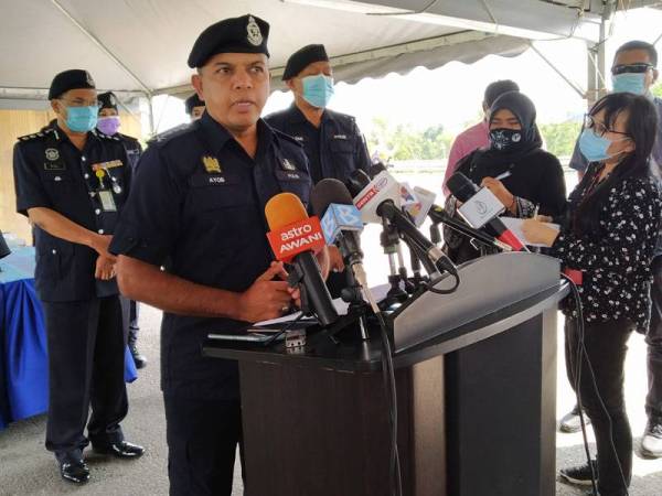 Ayob Khan pada sidang akhbar selepas mengadakan tinjauan di Sekatan Jalan Raya (SJR) di Plaza Tol Skudai di sini hari ini.