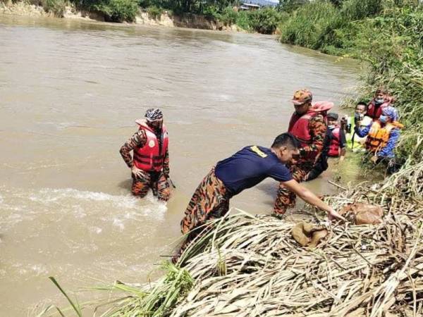 Operasi mencari dan menyelamat mangsa dilakukan oleh pasukan bomba di Sungai Liawan, Keningau hari ini.