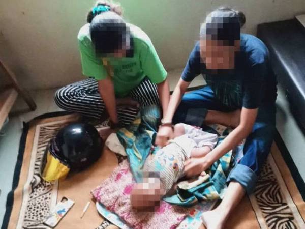 Ibu muda bersama bayi lelakinya yang ditahan oleh AADK dalam serbuan di sebuah rumah kosong petang semalam.