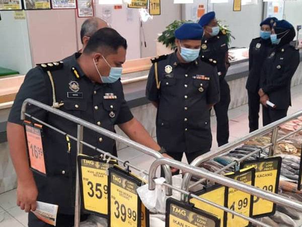 Penguat kuasa KPDNHEP Pahang memantau harga barangan yang disenaraikan di bawah skim harga maksimum musim perayaan Deepavali di sebuah pasar raya di bandar Kuantan hari ini. - Foto KPDNHEP